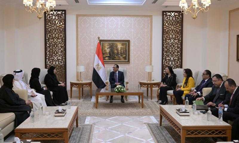 رئيس الوزراء يلتقي وزيرة التنمية الاجتماعية القطرية على هامش المنتدى الحضري العالمي
