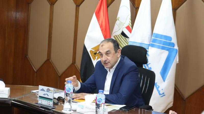 وزير قطاع الأعمال يتابع تنفيذ خطط العمل وموقف مشروعات شركات المقاولات