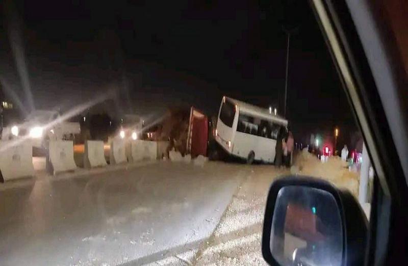 إصابة 13 شخصا في تصادم أتوبيس وسيارة نقل ثقيل على طريق برج العرب