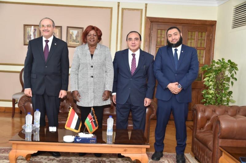 رئيس ”المقاولون العرب” يستقبل وزيرة الإسكان الكينية