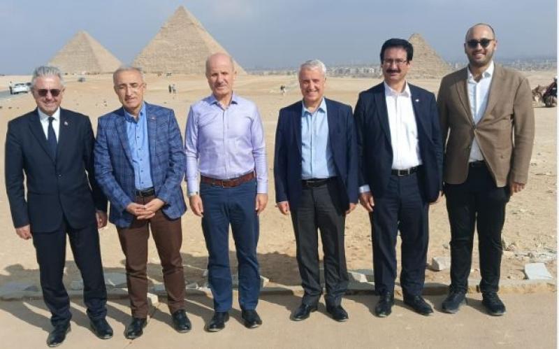 أهرامات الجيزة تستقبل وزير التعليم العالي التركي