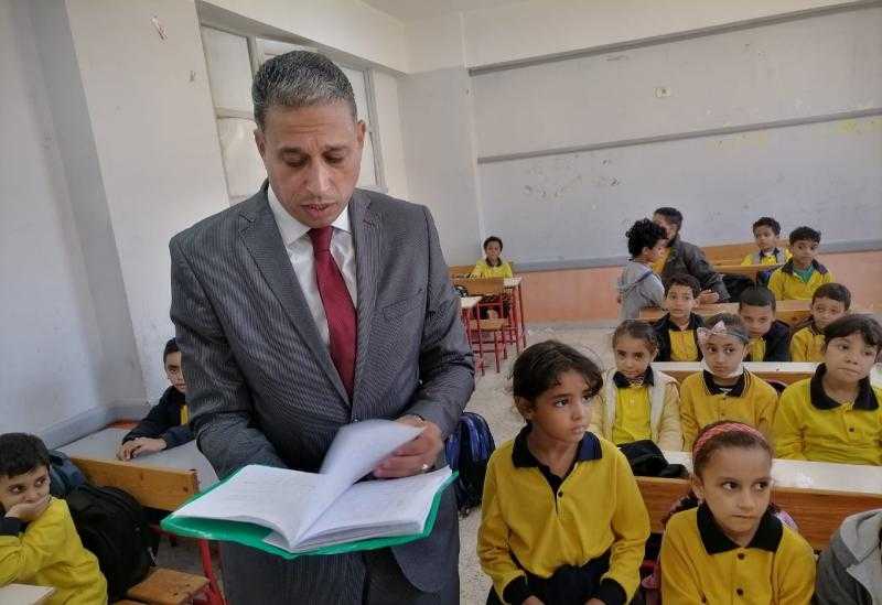 مدير تعليم الجيزة يواصل جولاته المفاجئة ويكلف بإرسال إنذارات لأولياء أمور