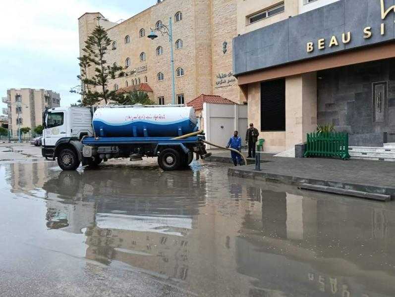 رئيس ”مياه مطروح” يتابع أعمال إزالة تراكمات مياه الأمطار