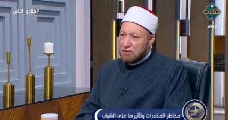 ما حكم الجلوس مع شارب الخمر دون الشرب معه؟.. أمين الفتوى يجيب ”بالفيديو”