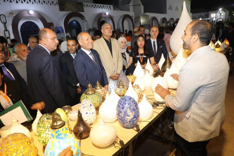 ضيوف المنتدى الحضري العالمي يزورون قرية الفواخير في مصر القديمة.. صور