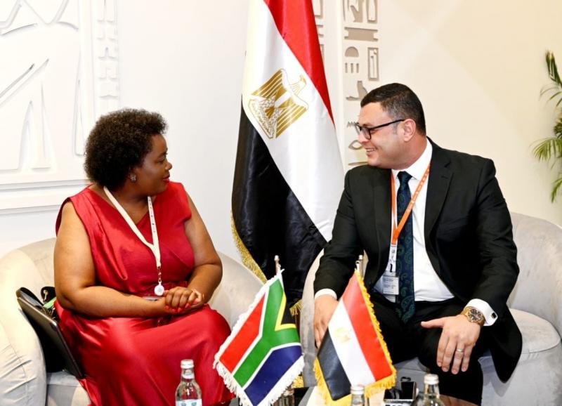 وزير الإسكان يعرض على نظيرته من جنوب إفريقيا التجربة العمرانية المصرية
