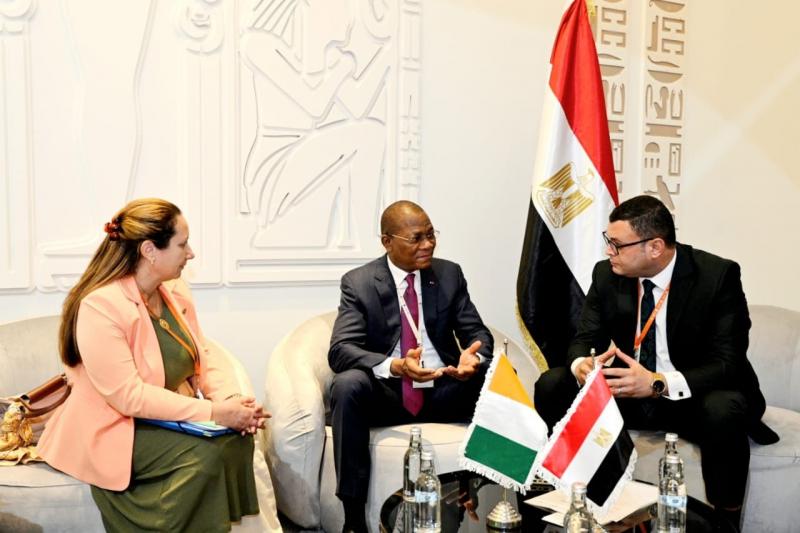 وزير الإسكان يبحث سبل التعاون مع نظيرته من كوت ديفوار خلال المنتدى الحضرى العالمى