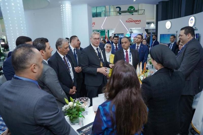 المهندس كريم بدوي يتفقد جناح قطاع البترول المصري بمعرض أديبك 2024