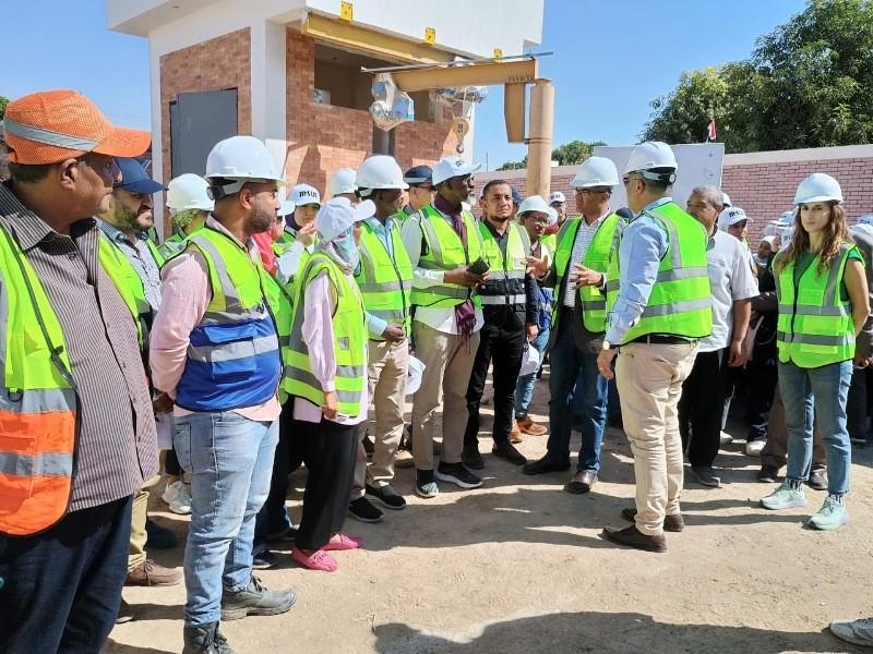 رئيس بعثة بنك التنمية الإفريقي يزور مدرسة الغريرة..ويشيد بأعمال برنامج الصرف الصحي بالمناطق الريفية