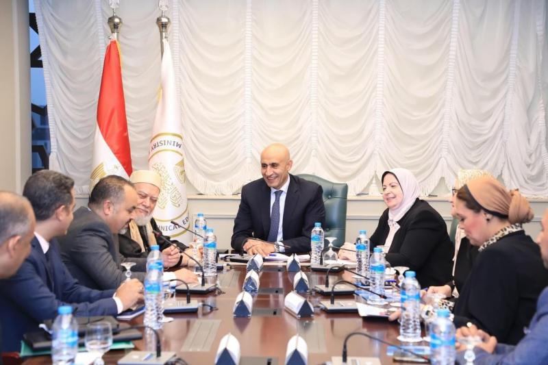 وزير التربية والتعليم يستقبل الدكتور على جمعة لبحث سبل تعزيز التعاون مع مؤسسة ”مصر الخير”