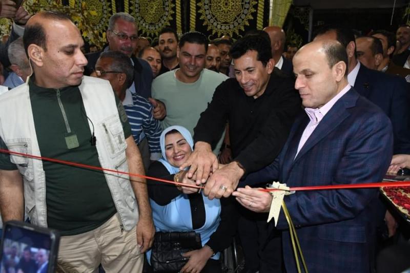 وزير الشباب والرياضة ومحافظ كفر الشيخ يفتتحان حمام السباحة والملعب الخماسي بمركز شباب مدينة قلين