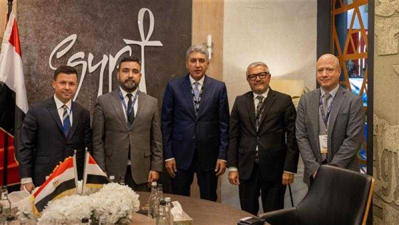 وزير السياحة يلتقي عدد من كبرى منظمي الرحلات في الأسواق المستهدفة ببورصة لندن