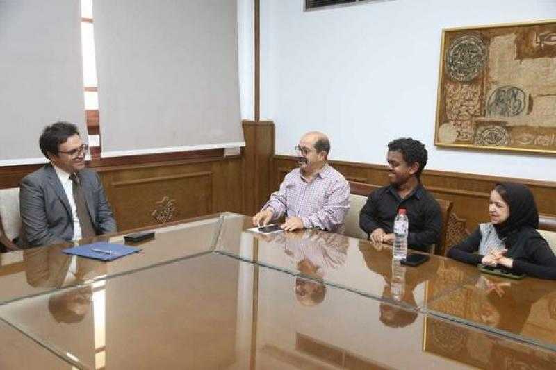 وزير الثقافة يلتقي ”قصار القامة للفنون الشعبية” لبحث سبل دمجهم بأنشطة الوزارة