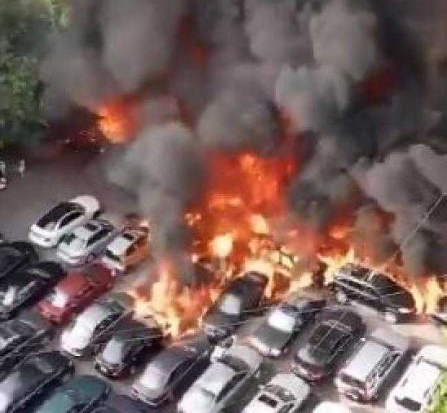 حريق ضخم يدمر ويفجر سيارات في شارع الحمراء بالعاصمة اللبنانية