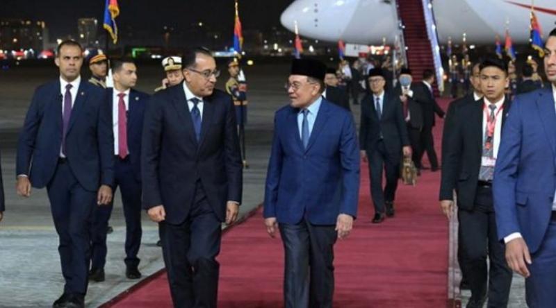 رئيس الوزراء يستقبل نظيره الماليزي بمطار القاهرة الدولي