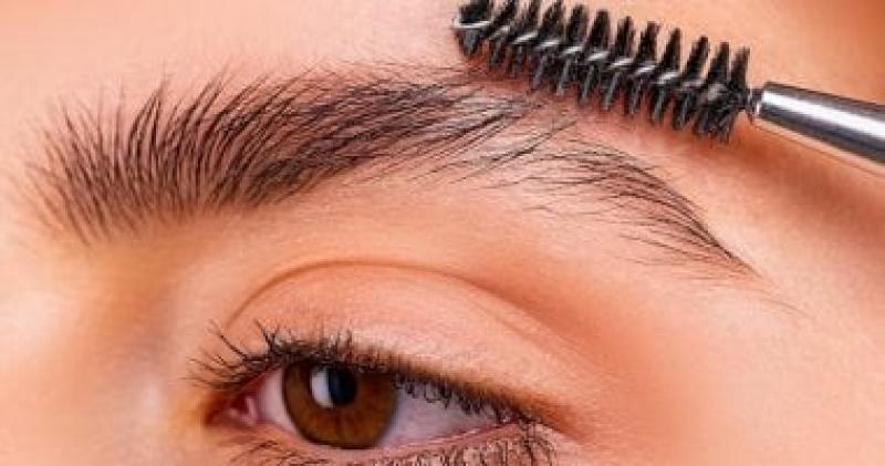 ٤ وصفات طبيعية لتكثيف الحاجبين.. مكوناتها آمنة وخطواتها سهلة