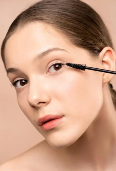 أخطاء يومية تدمر رموشك.. ابتعدي عنها