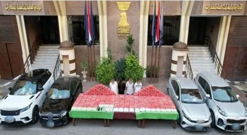 وزارة الداخلية تضبط عصابة دولية في محاولة تهريب مخدرات بـ200 مليون جنيه.. صور