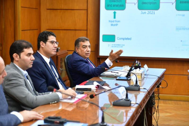 محافظ الدقهلية يستقبل مدير برامج البنية التحتية بالسفارة السوسرية ورئيس الادارة المركزية لصحة البيئة بوزارة الصحة