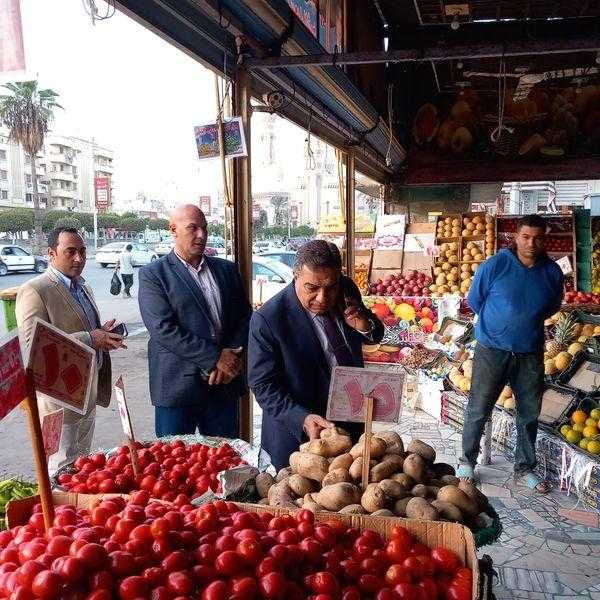 محافظة الدقهلية يتفقد منافذ البيع للتأكد من بيع السلع بأسعار مخفضة