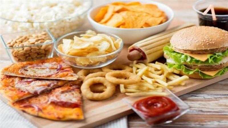 تؤثر على القلب.. القومي للتغذية يحذر من العادات الغذائية غير الصحية