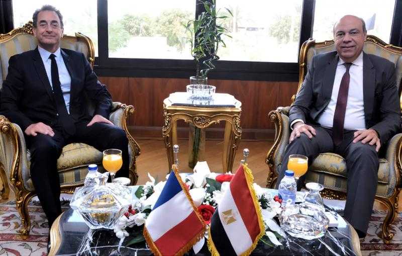 وزير الطيران المدني يلتقي السفير الفرنسي لبحث سبل تعزيز التعاون الثنائي