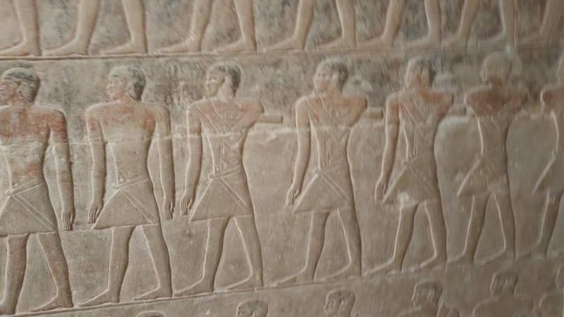 وزارة السياحة والآثار: ترميم الجدران الداخلية لمقبرة ميروكا بمنطقة سقارة الأثرية وإزالة الخطوط وإعادة الجدار كما هو في حالة جيدة من الحفظ