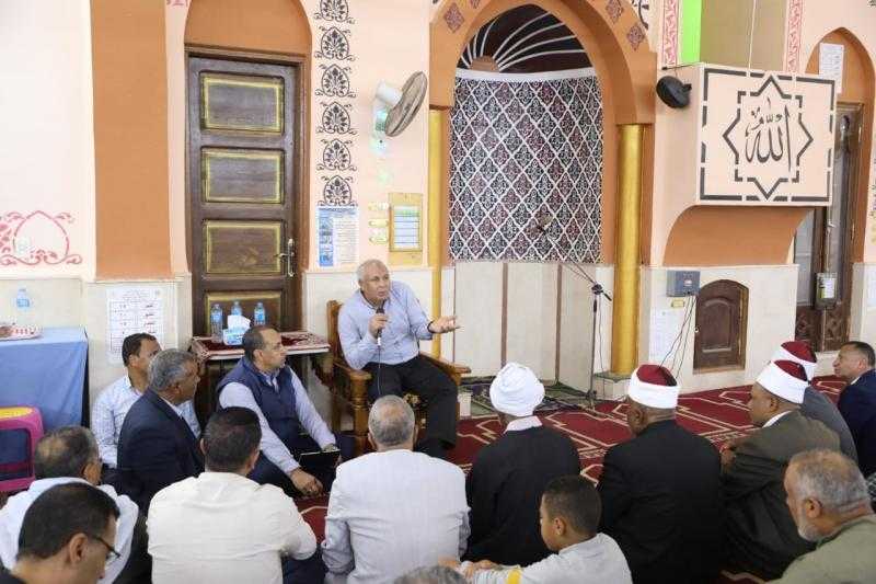 محافظ الوادي الجديد يعقد لقاء مع أهالي مدينة بلاط ويوجه بحل مشكلاتهم