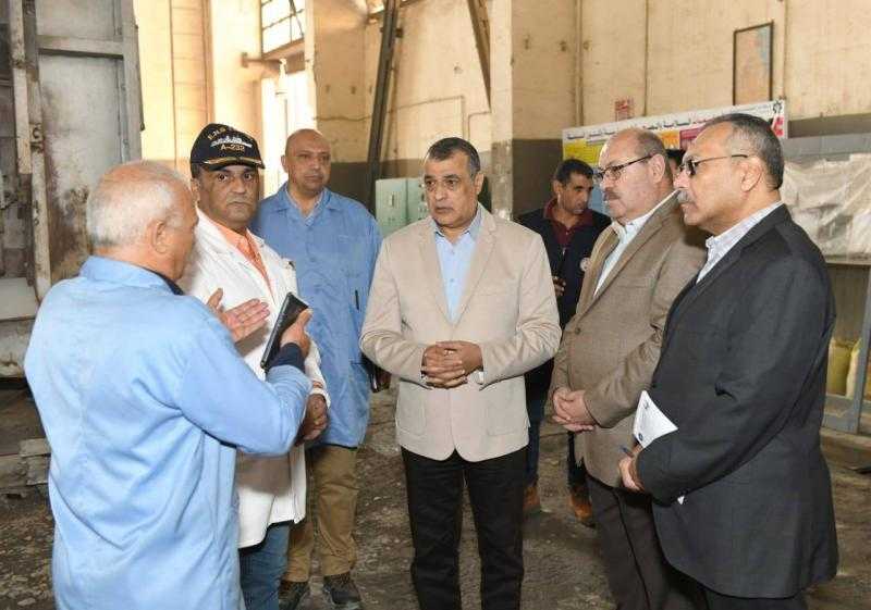 ”وزير الدولة للإنتاج الحربي” يقوم بجولة تفقدية مفاجئة لشركة حلوان للصناعات غير الحديدية