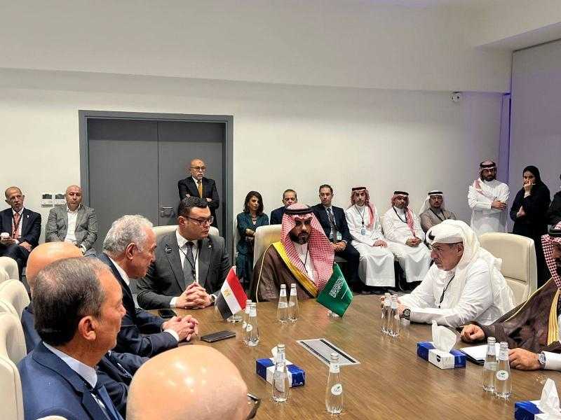 وزير الإسكان يبحث مع ممثلى مجلس الأعمال السعودى المصرى تعزيز التعاون بين البلدين