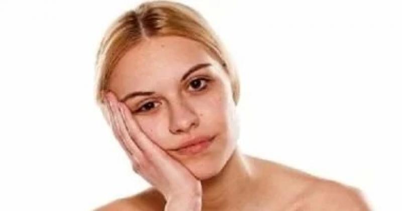 5 أخطاء تجعل البشرة باهتة ومجهدة