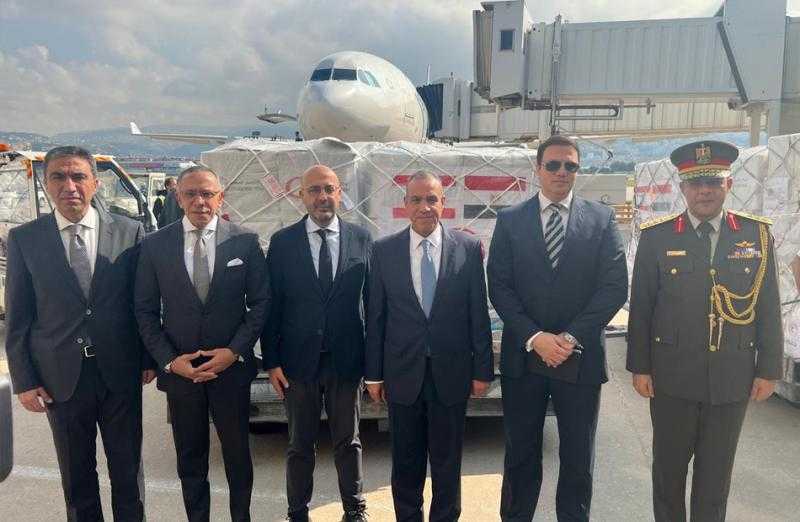 وزير الخارجية والهجرة يسلم شحنة المساعدات المصرية الرابعة إلى لبنان