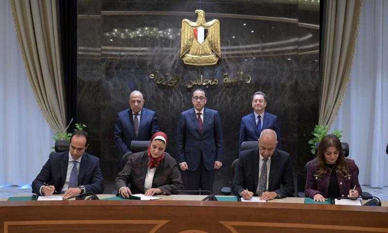 رئيس الوزراء يشهد توقيع مذكرتى تفاهم لإنتاج الكهرباء من الطاقات الجديدة