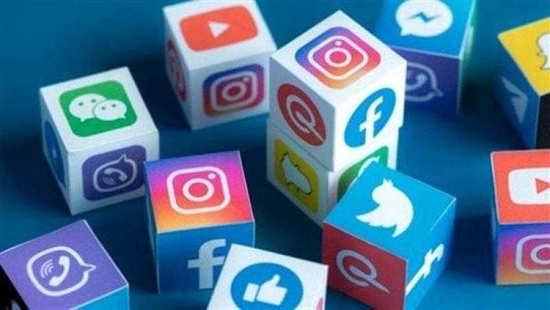 طبيب نفسي: وسائل التواصل الاجتماعي مثل الأكسجين.. ولا بأس بالترند الإيجابي