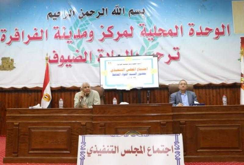 محافظ الوادي الجديد: تكثيف جهود متابعة ملفات التقنين والتصالح بمركز الفرافرة