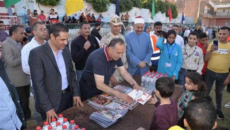 يوم في حب مصر.. محافظ أسيوط يشارك 500 شاب وفتاة ماراثون للمشي