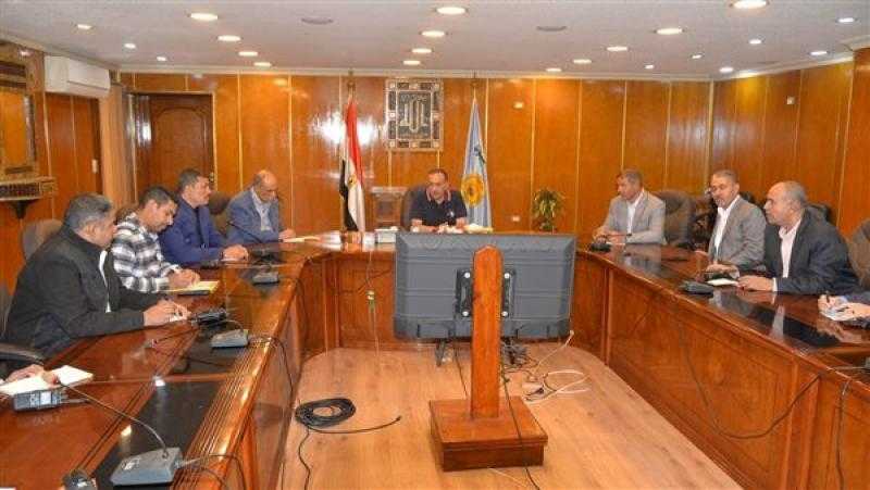 محافظ أسيوط يبحث فتح منافذ جديدة لبيع اللحوم البلدية والبيض بأسعار مخفضة