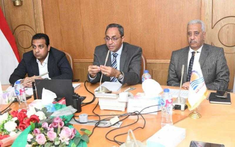 محافظ قنا يتابع مشروعات الخطة الاستثمارية ويوجه بسرعة التنفيذ