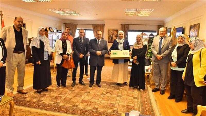 محافظ أسيوط يسلم جهاز ”لاب توب” لطالبة دار للأيتام لمساعدتها في الدراسة