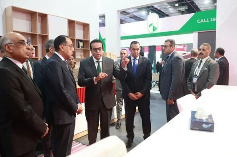 الدكتور خالد عبدالغفار يستعرض نموذج المحاكاة لمراكز التنمية البشرية بمعرض Cairo ICT