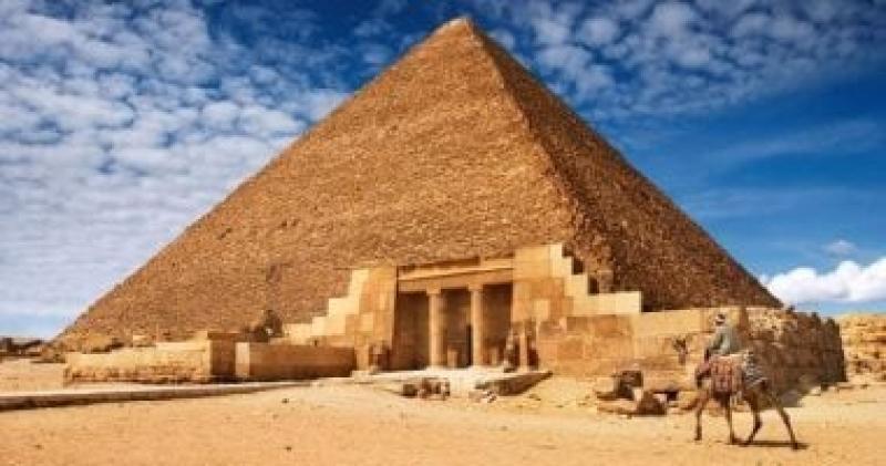 مدير عام آثار الجيزة يكشف حقيقة قيام عمال بإزالة طبقة أسمنتية من الهرم