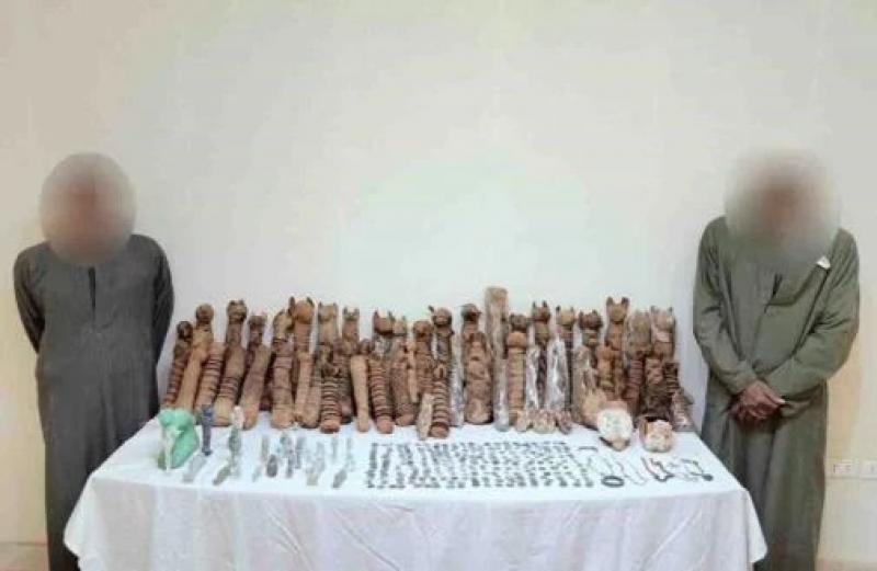 الداخلية تضبط 360 قطعة ومومياوات أثرية بحوزة شخصين فى المنيا.. صور