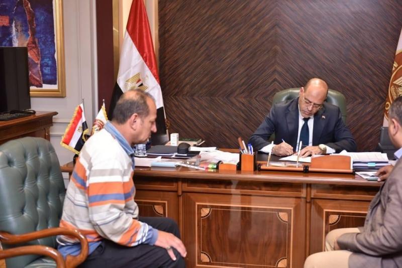 وزير العمل ينتصر لحق مواطن تعرض لتعامل غير لائق من أحد موظفي مكتب عمل بالقاهرة