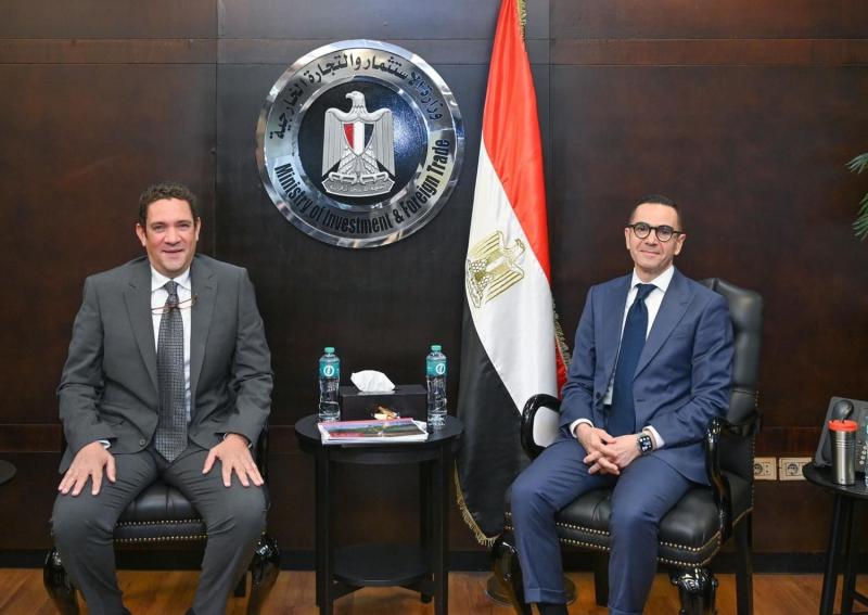 وزير الاستثمار يبحث خطط التوسع في مشروعات شركة أفكو الإماراتية لإنتاج زيت الطعام والصابون بالسوق المصري.