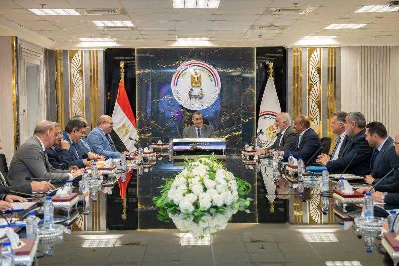 وزير الدولة للإنتاج الحربي يبحث مع ممثلي شركة ”زيد” العمانية أوجه التعاون المشترك