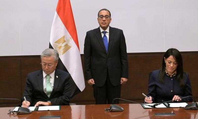 توقيع الخطابات المتبادلة للمنحة الكورية للمرحلة الثانية لتعزيز القدرات التعليمية وربط الجامعة بالصناعة | صور