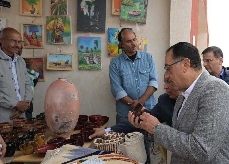 مدبولي يتفقد القرية التراثية بالخارجة ومعرض ”أيادي مصر”.. ويشيد بجودة وتنوع المنتجات