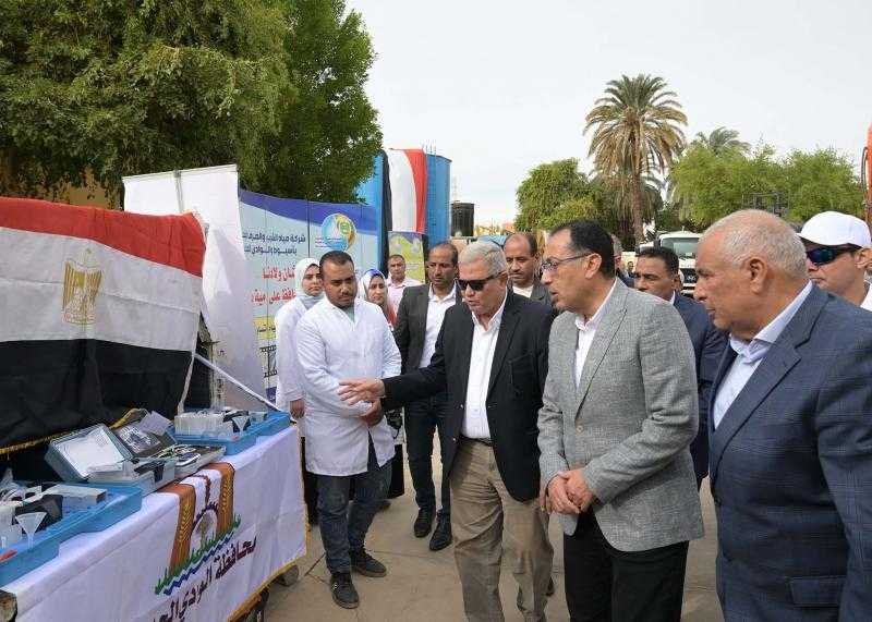 رئيس الوزراء يتفقد اصطفاف المعدات الخاصة بقطاع مياه الشرب والصرف الصحي بالخارجة
