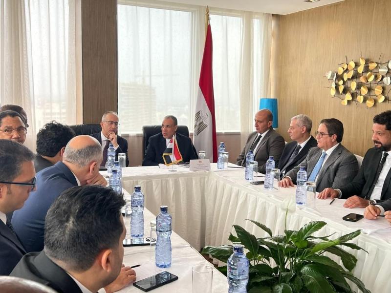 وزير الخارجية والهجرة يلتقي مع عدد من رجال الأعمال الكونجوليين لتعزيز التعاون الاقتصادي والتجاري