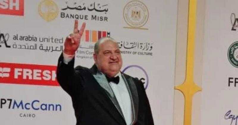 خالد الصاوى يرفع علامة النصر فى ختام مهرجان القاهرة لدعم فلسطين ولبنان